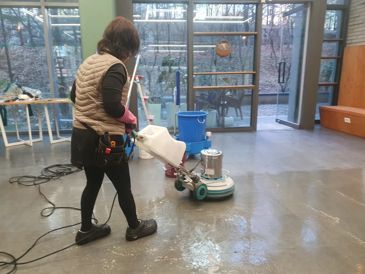 북구 오치동 건물 로비·홀 바닥 바닥 위생청소 사례 - 행진크린